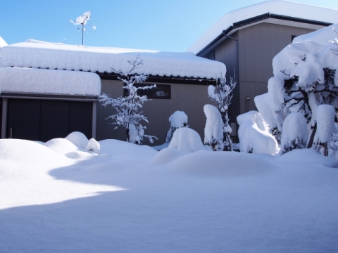 雪がすごく積もった家